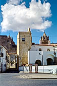 Evora - I due torrioni squadrati delle portas de Moura (Largo das Portas de Moura). 